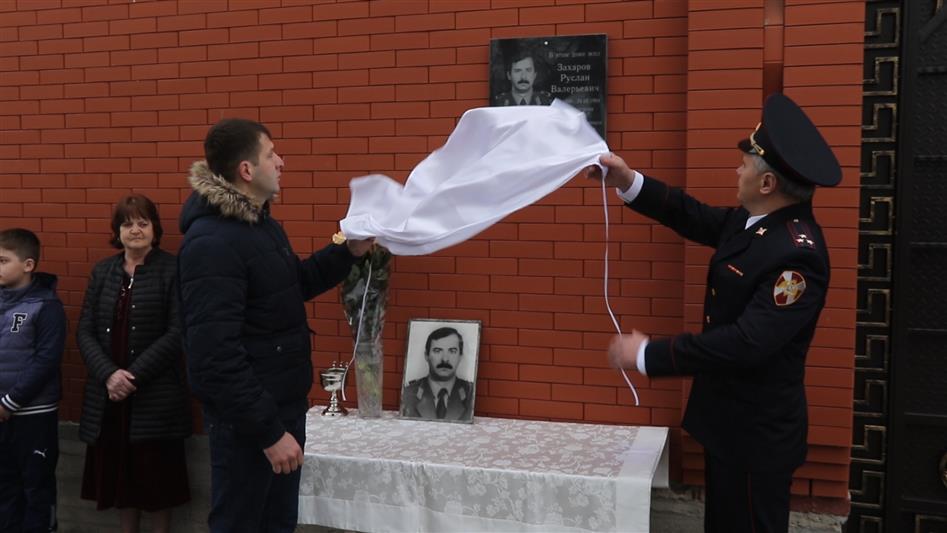 Мемориальная доска погибшему воину правопорядка открыта в Северной Осетии