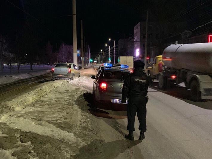 В Омске экипаж вневедомственной охраны задержал нетрезвого водителя