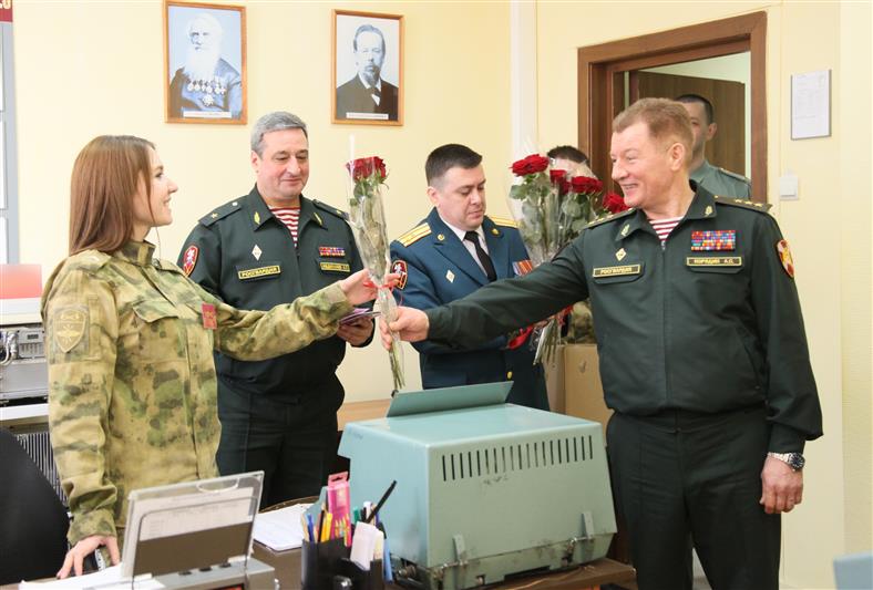 Командующий Приволжским округом Росгвардии поздравил военнослужащих-женщин и сотрудниц объединения с первым праздником весны (фото, видео)