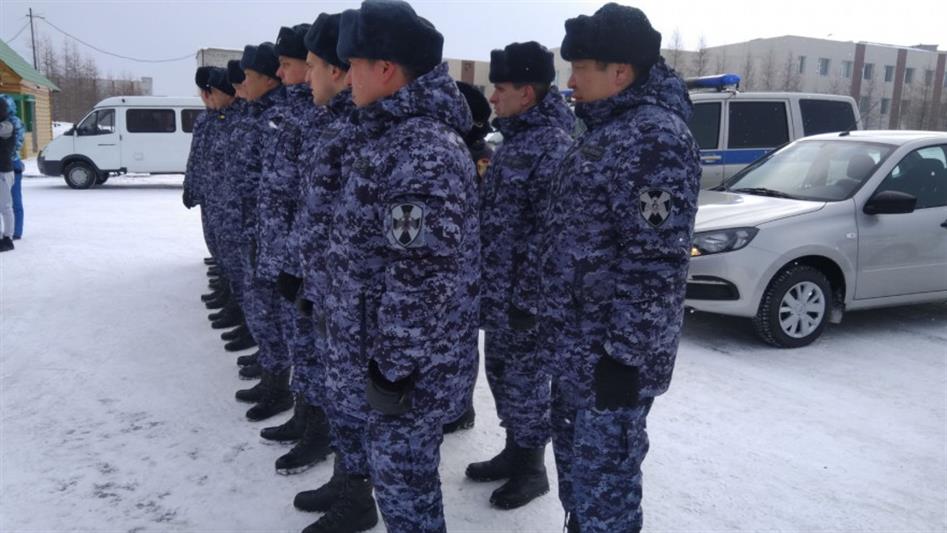 В Новом Уренгое награжден сотрудник Росгвардии за спасение ребенка из горящего дома (видео)