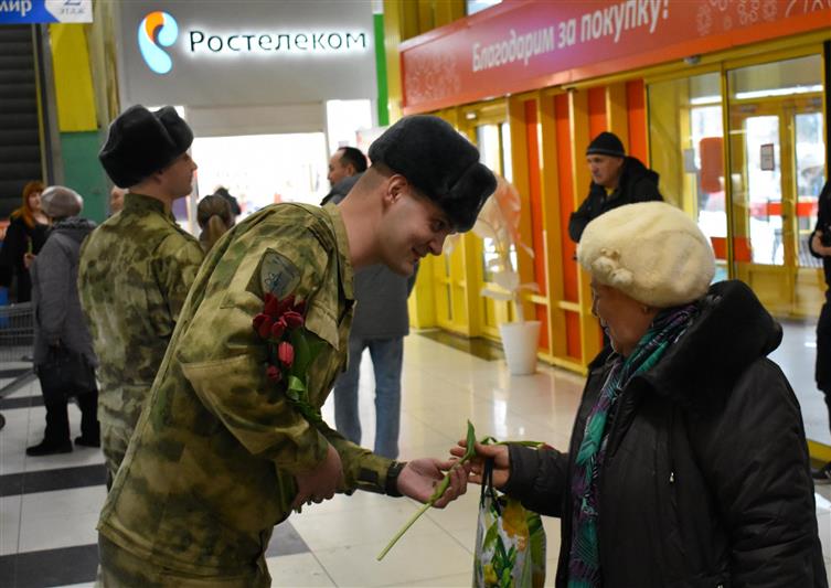В канун Международного женского дня военнослужащие Росгвардии провели праздничный флешмоб в Железногорске 