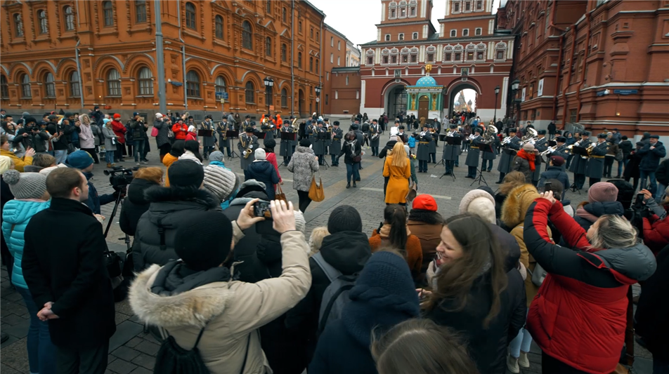 Из самого центра столицы с нулевого километра оркестр Росгвардии поёт для всех женщин страны