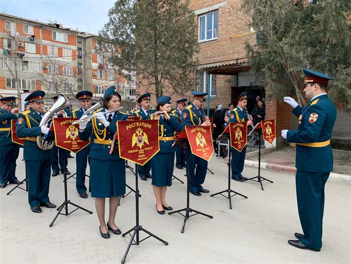 Военнослужащие Росгвардии провели «парад под окнами» для ветерана  Великой Отечественной войны в Кизляре (видео)