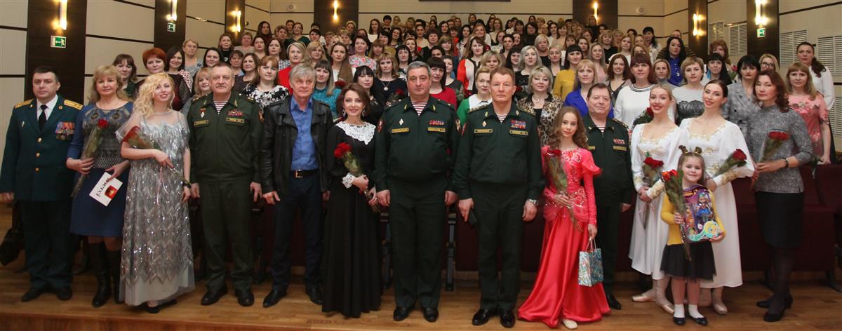 Командующий Приволжским округом Росгвардии поздравил военнослужащих-женщин и сотрудниц объединения с первым праздником весны (фото, видео)