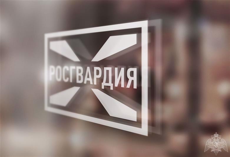 В Подмосковье сотрудники Росгвардии передали полиции подозреваемого в краже, находившегося в федеральном розыске