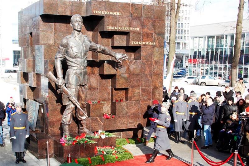 Военнослужащие Пермского военного института Росгвардии приняли участие в церемонии открытия памятника «Солдат России»
