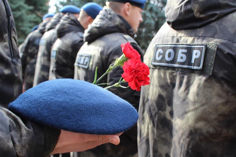 Память героически погибших сотрудников СОБР почтили в Курске