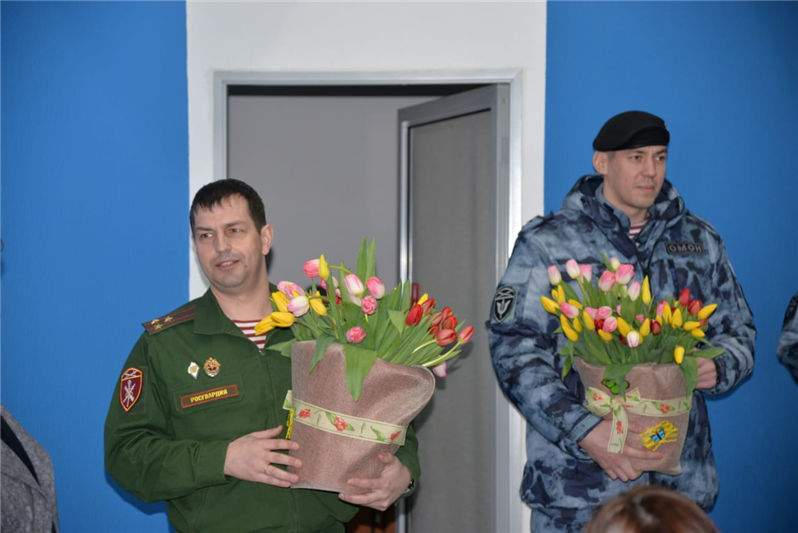 На Урале росгвардейцы поздравляют с наступающим праздником коллег-женщин (фото, видео)