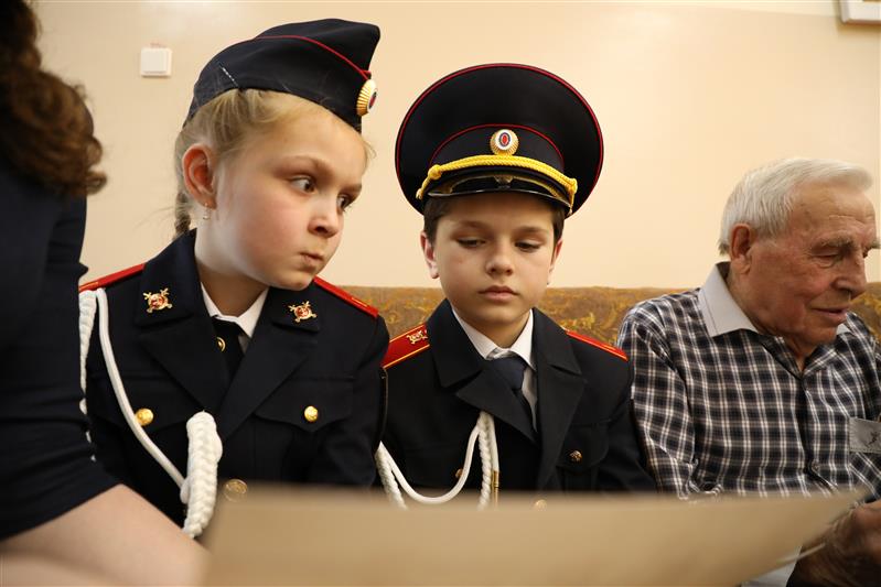 В Симферополе ученики кадетского класса Росгвардии навестили проходящего лечение ветерана войны 