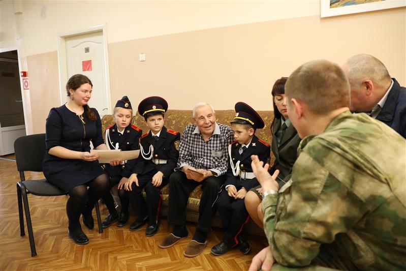 В Симферополе ученики кадетского класса Росгвардии навестили проходящего лечение ветерана войны 