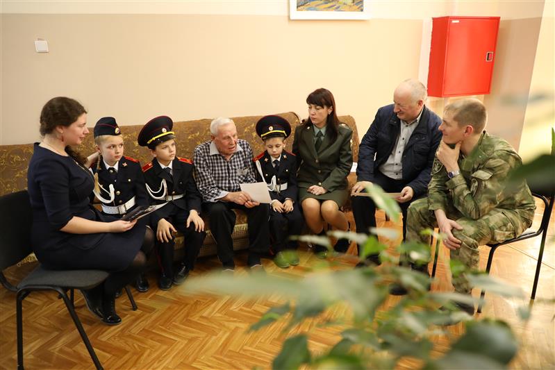 В Симферополе ученики кадетского класса Росгвардии навестили проходящего лечение ветерана войны 