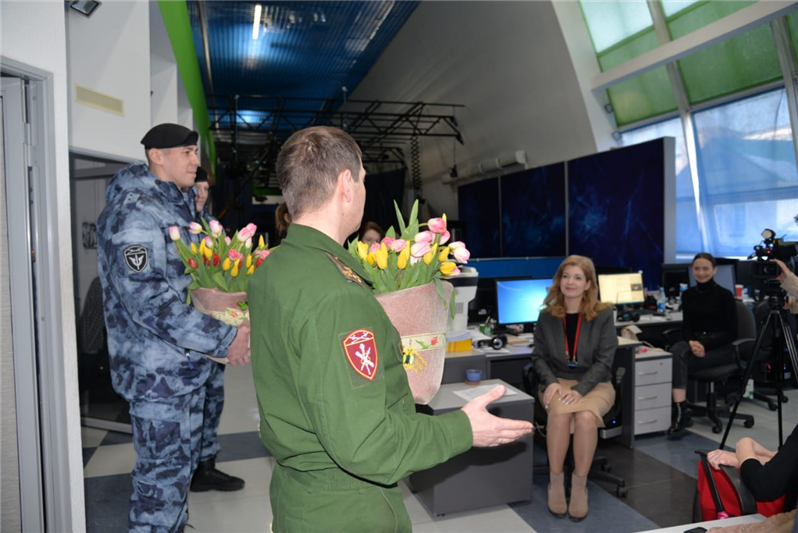 На Урале росгвардейцы поздравляют с наступающим праздником коллег-женщин (фото, видео)