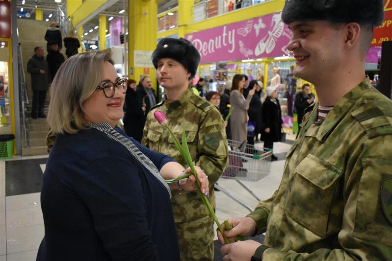 В канун Международного женского дня военнослужащие Росгвардии провели праздничный флешмоб в Железногорске 