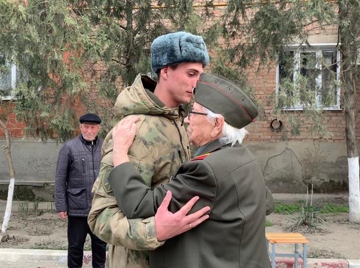 Военнослужащие Росгвардии провели «парад под окнами» для ветерана  Великой Отечественной войны в Кизляре (видео)