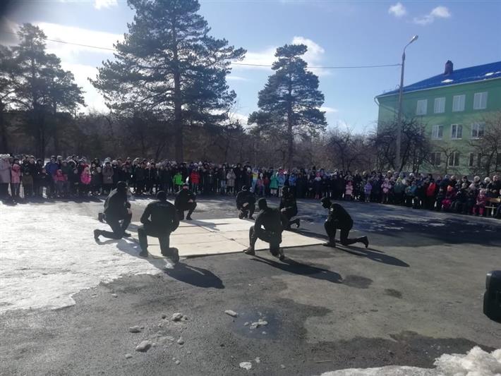 Сотрудники челябинского ОМОН и воспитанники подшефной школы-интерната провели совместное патриотическое мероприятие (видео)