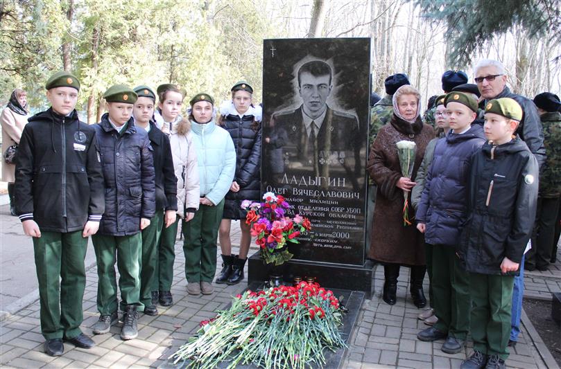 Память героически погибших сотрудников СОБР почтили в Курске