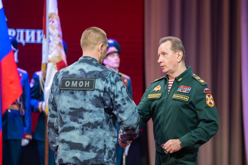 В Москве директор Росгвардии вручил ведомственные награды отличившимся офицерам полицейского спецназа ведомства