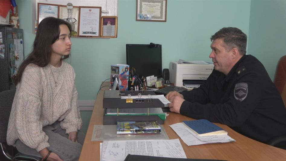 «Дни Росгвардии»: школьница Аделина Щербакова посетила сахалинский ОМОН
