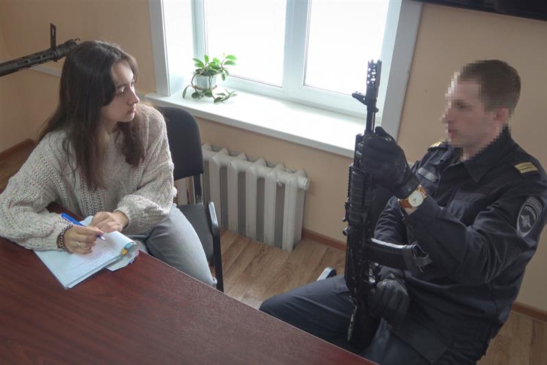 «Дни Росгвардии»: школьница Аделина Щербакова посетила сахалинский ОМОН