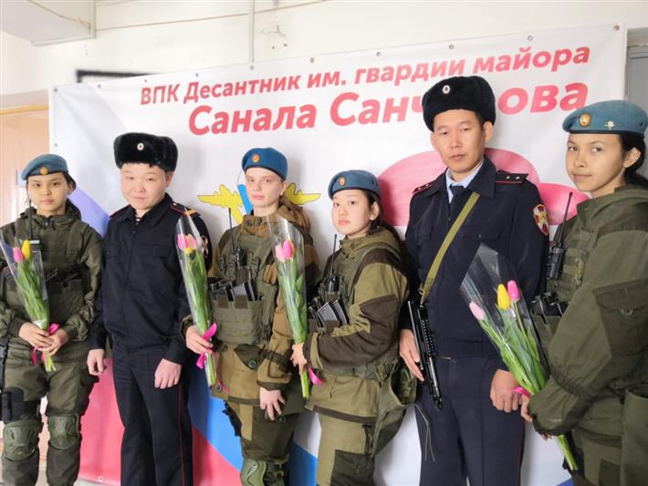 Сотрудники Управления Росгвардии по Республике Калмыкия поздравили женщин с 8 марта