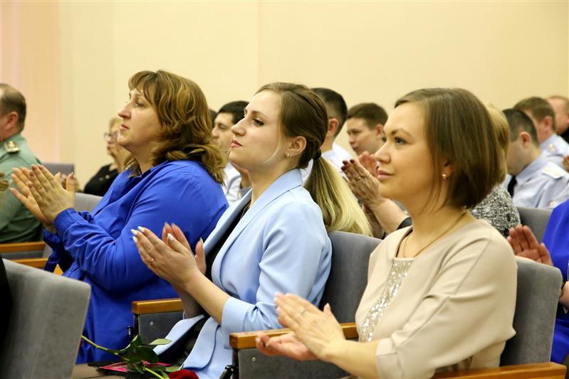 На Урале росгвардейцы поздравляют с наступающим праздником коллег-женщин (фото, видео)