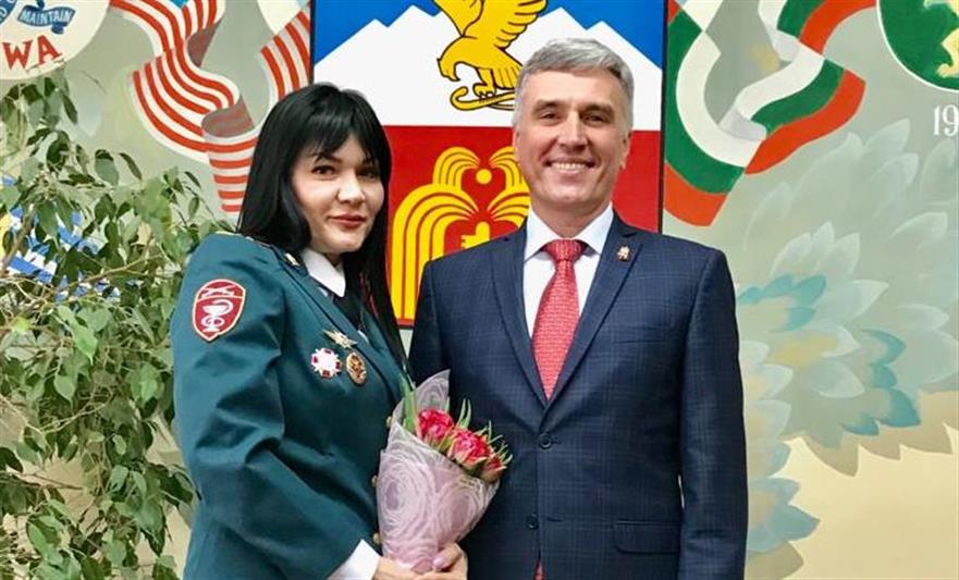 Глава Пятигорска поздравил с праздником весны председателя женсовета госпиталя Росгвардии