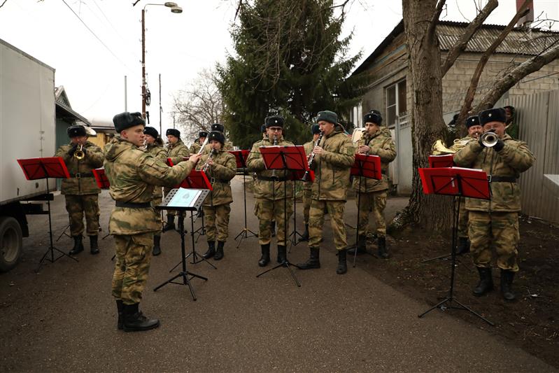 На Ставрополье Росгвардия поздравила ветерана Великой Отечественной войны со 100-летием