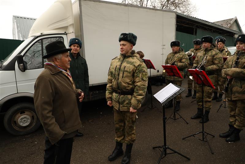 На Ставрополье Росгвардия поздравила ветерана Великой Отечественной войны со 100-летием