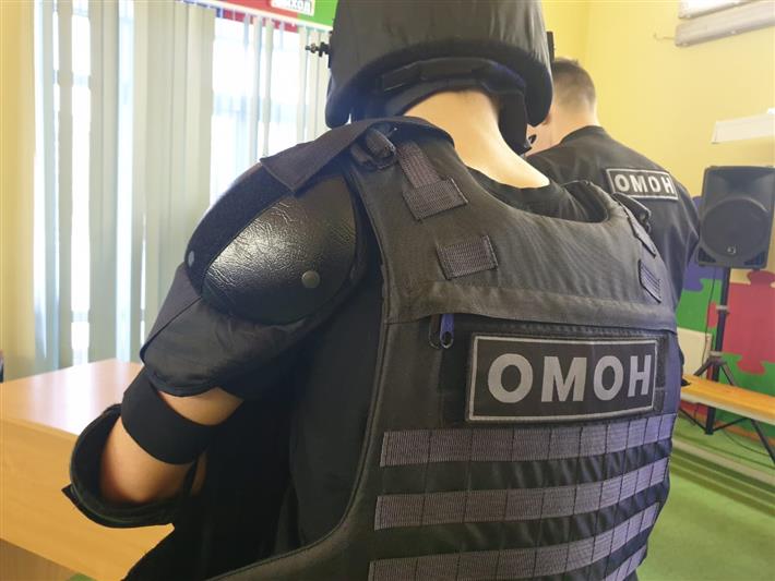 Сотрудники вологодского ОМОН познакомили детей, оставшихся без попечения родителей, со своей профессией