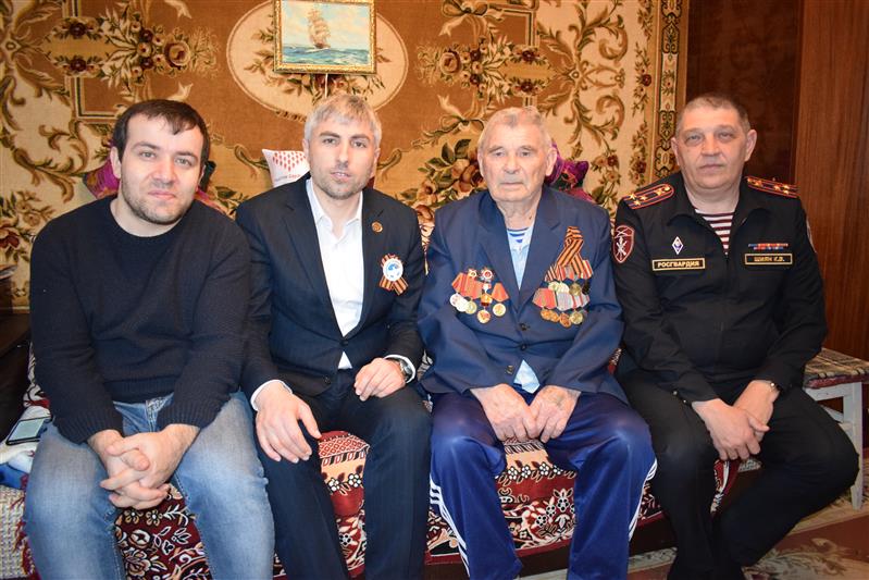 Росгвардейцы Дагестана поздравили с юбилеем ветерана Великой Отечественной войны