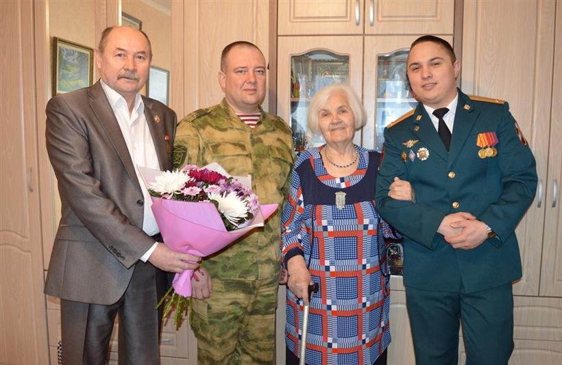 Офицеры Росгвардии поздравили ветерана Великой Отечественной войны с 90-летним юбилеем