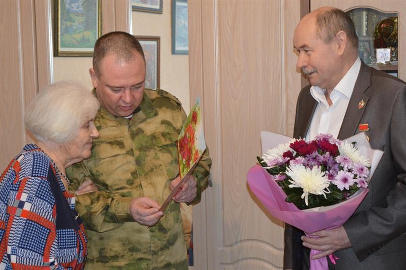 Офицеры Росгвардии поздравили ветерана Великой Отечественной войны с 90-летним юбилеем
