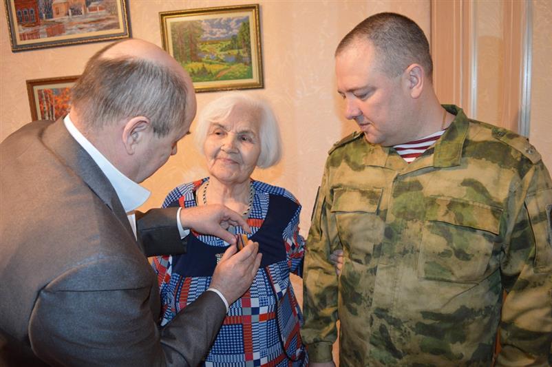 Офицеры Росгвардии поздравили ветерана Великой Отечественной войны с 90-летним юбилеем