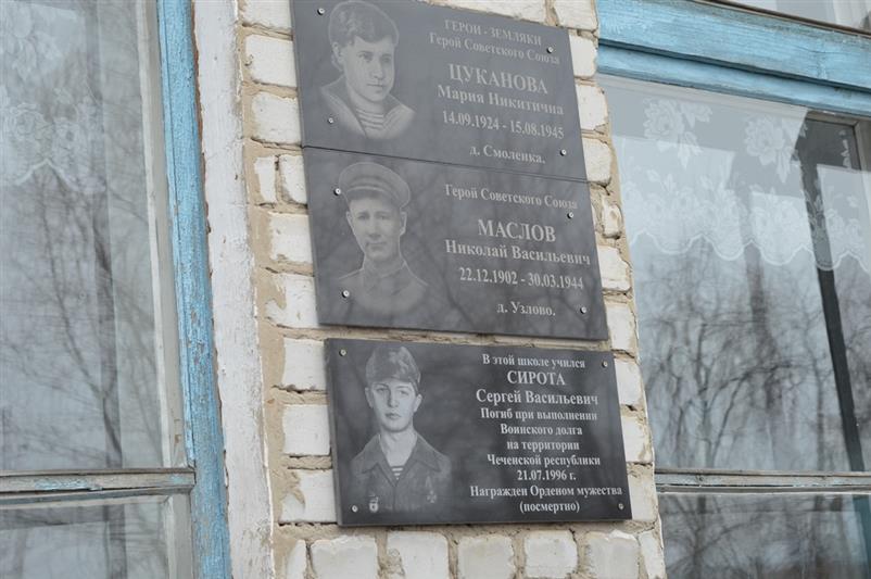 Памятная доска в честь павшего героя войск правопорядка открыта в Тюменской области