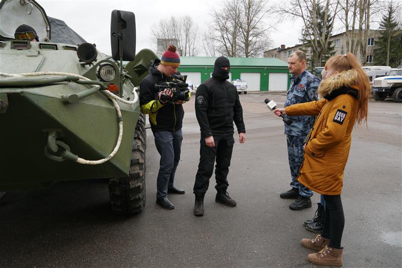 Воспитанники школы телевизионного мастерства познакомились с буднями новгородского ОМОН «Варяг» (видео)
