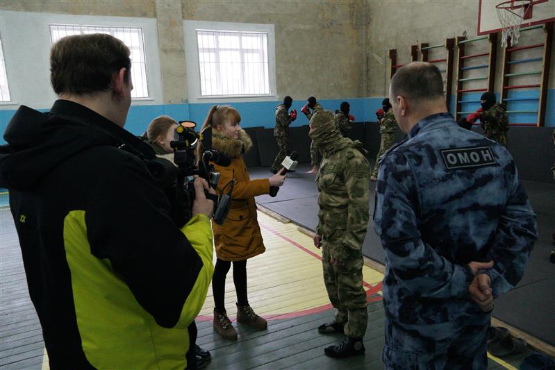 Воспитанники школы телевизионного мастерства познакомились с буднями новгородского ОМОН «Варяг» (видео)
