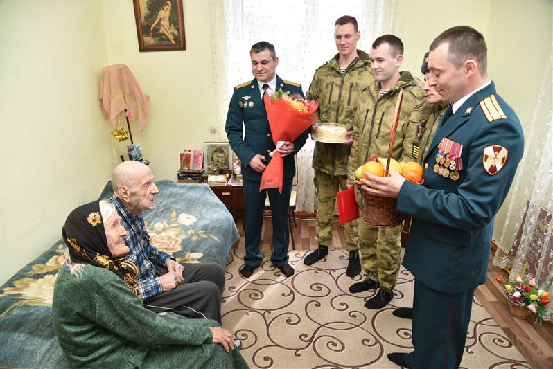 В Грозном военнослужащие и курсанты Росгвардии навестили ветеранов Великой Отечественной войны