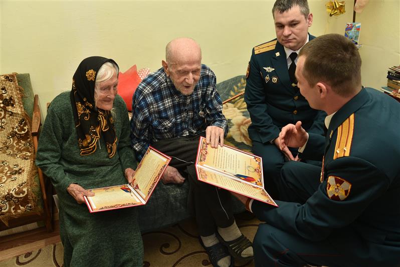 В Грозном военнослужащие и курсанты Росгвардии навестили ветеранов Великой Отечественной войны