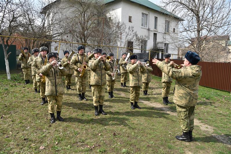В Грозном военнослужащие и курсанты Росгвардии навестили ветеранов Великой Отечественной войны
