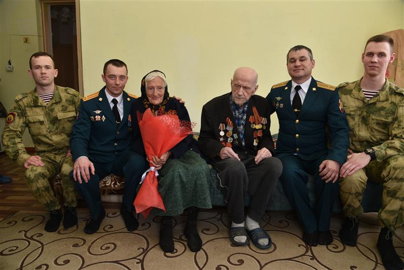В Грозном военнослужащие и курсанты Росгвардии навестили ветеранов Великой Отечественной войны