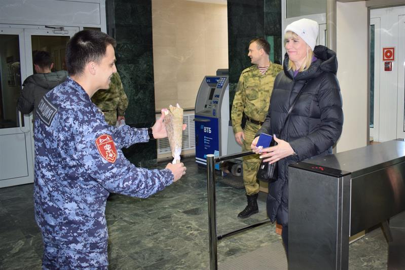 Спецназ хорошего настроения: жительницы Казани получили незабываемые поздравления от росгвардейцев (фото)