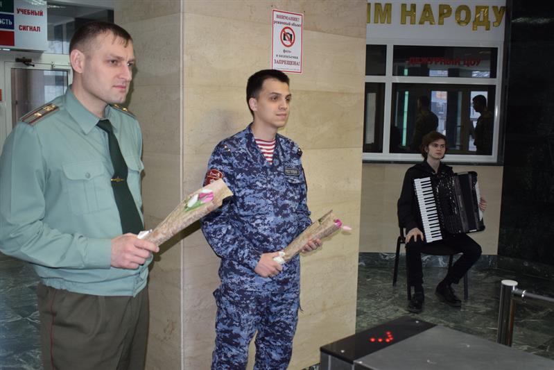 Спецназ хорошего настроения: жительницы Казани получили незабываемые поздравления от росгвардейцев (фото)