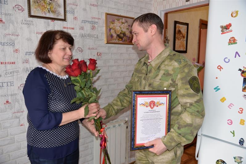 В Югре росгвардейцы поздравили матерей и вдов павших сослуживцев с наступающим праздником 