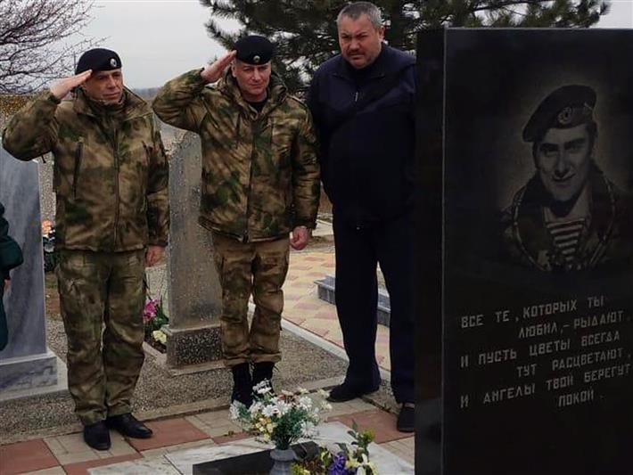 Сотрудники ставропольского ОМОН почтили память погибшего сослуживца