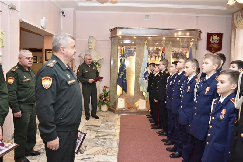 Начальник МПКУ имени М.А. Шолохова Росгвардии наградил отличившихся кадетов