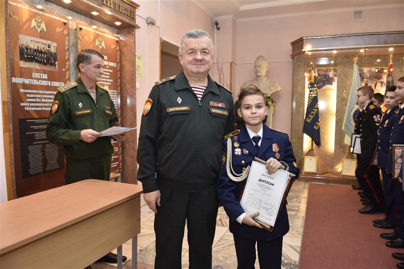 Начальник МПКУ имени М.А. Шолохова Росгвардии наградил отличившихся кадетов