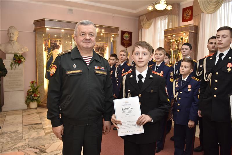 Начальник МПКУ имени М.А. Шолохова Росгвардии наградил отличившихся кадетов