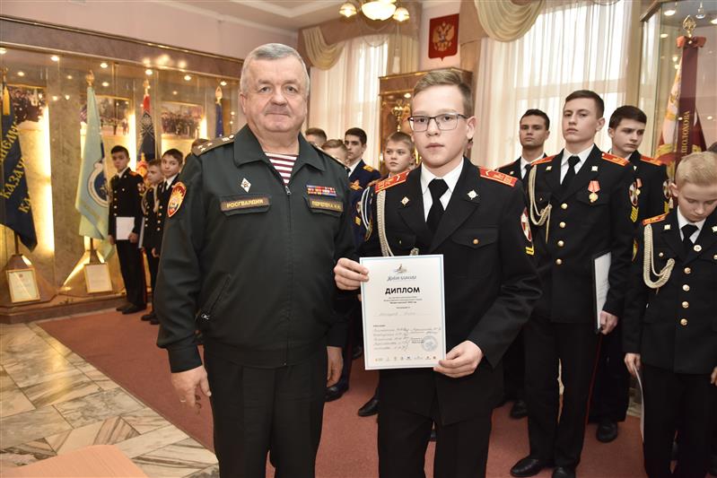 Начальник МПКУ имени М.А. Шолохова Росгвардии наградил отличившихся кадетов