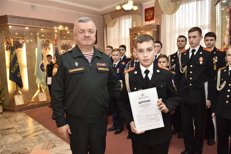 Начальник МПКУ имени М.А. Шолохова Росгвардии наградил отличившихся кадетов
