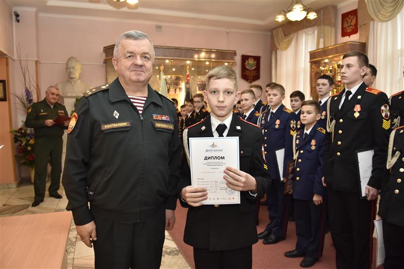 Начальник МПКУ имени М.А. Шолохова Росгвардии наградил отличившихся кадетов